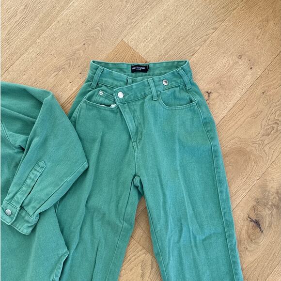 PrettyLittleThing - Cross Over Waist Jeans and Button Front Shirt in Green Denim - Picture 3 of 6